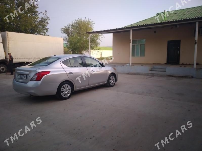 Nissan Versa 2012 - 100 000 TMT - Ак-Бугдайский этрап - img 4
