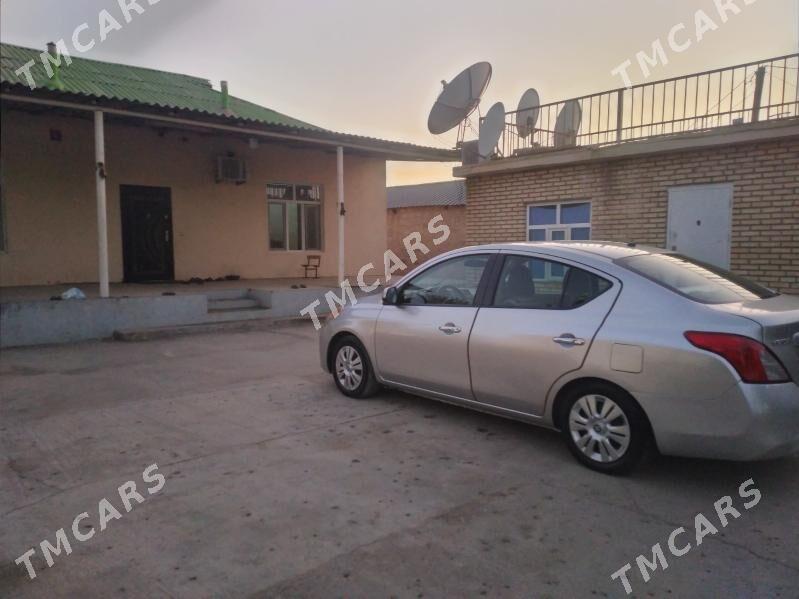 Nissan Versa 2012 - 100 000 TMT - Ак-Бугдайский этрап - img 3