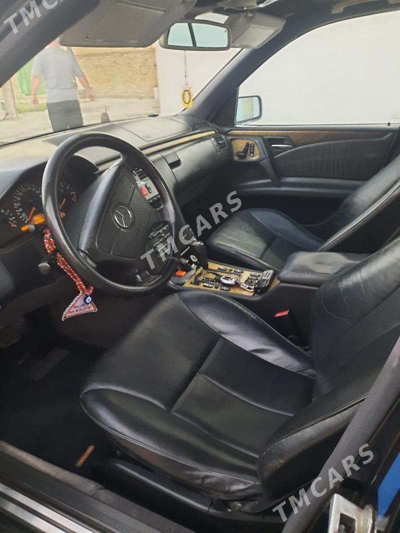 Mercedes-Benz E320 2000 - 110 000 TMT - Сакар - img 7