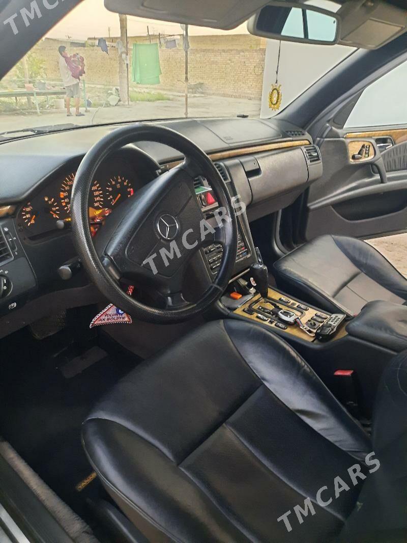 Mercedes-Benz E320 2000 - 110 000 TMT - Сакар - img 5