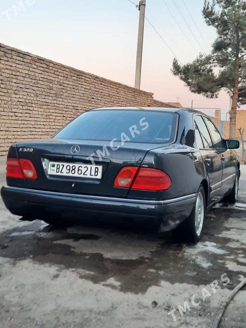 Mercedes-Benz E320 2000 - 110 000 TMT - Сакар - img 3