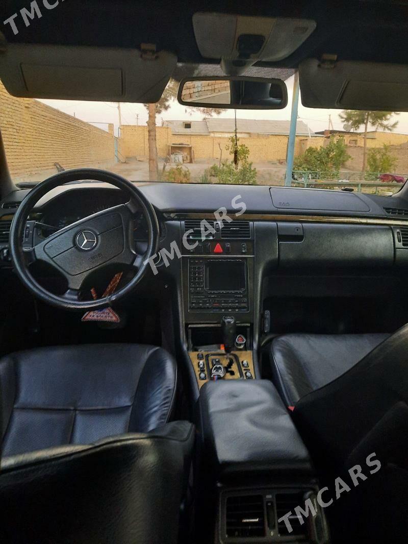 Mercedes-Benz E320 2000 - 110 000 TMT - Сакар - img 10