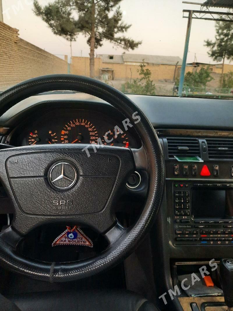 Mercedes-Benz E320 2000 - 110 000 TMT - Сакар - img 9