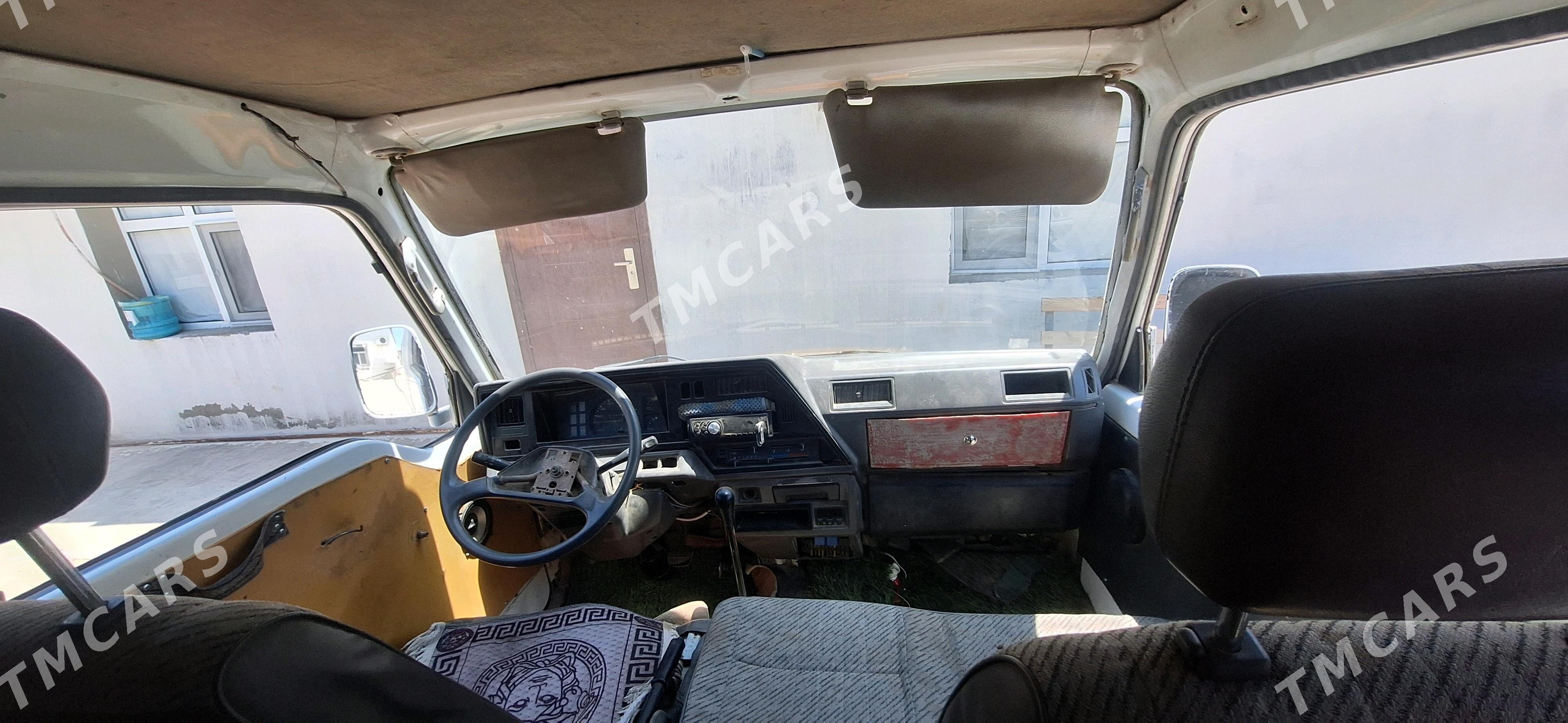 Nissan Urvan 1997 - 20 000 TMT - Туркменбаши - img 2