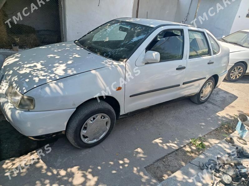 Volkswagen Polo 1999 - 15 000 TMT - Койтендаг - img 4