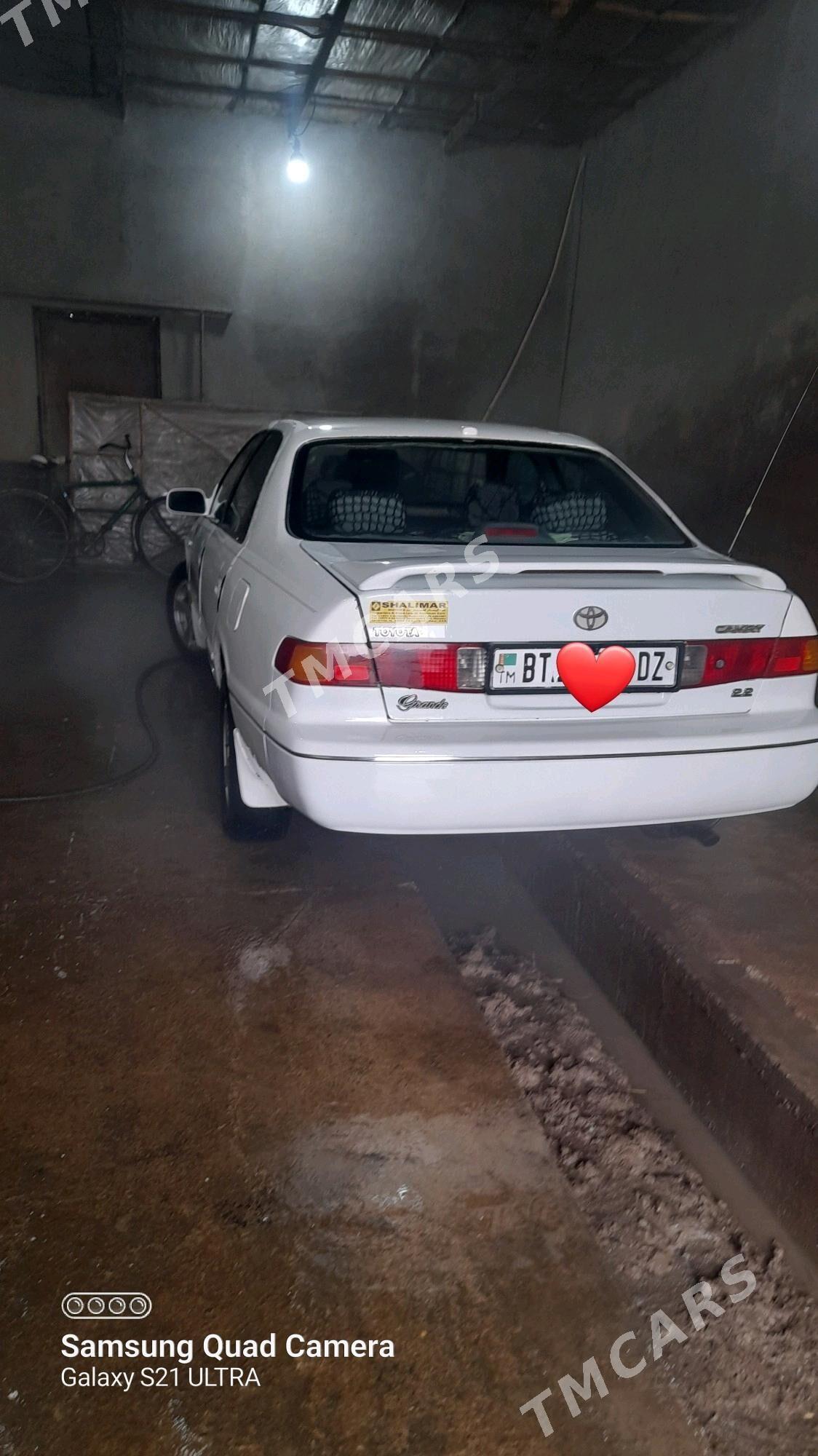 Toyota Camry 1998 - 110 000 TMT - Акдепе - img 3