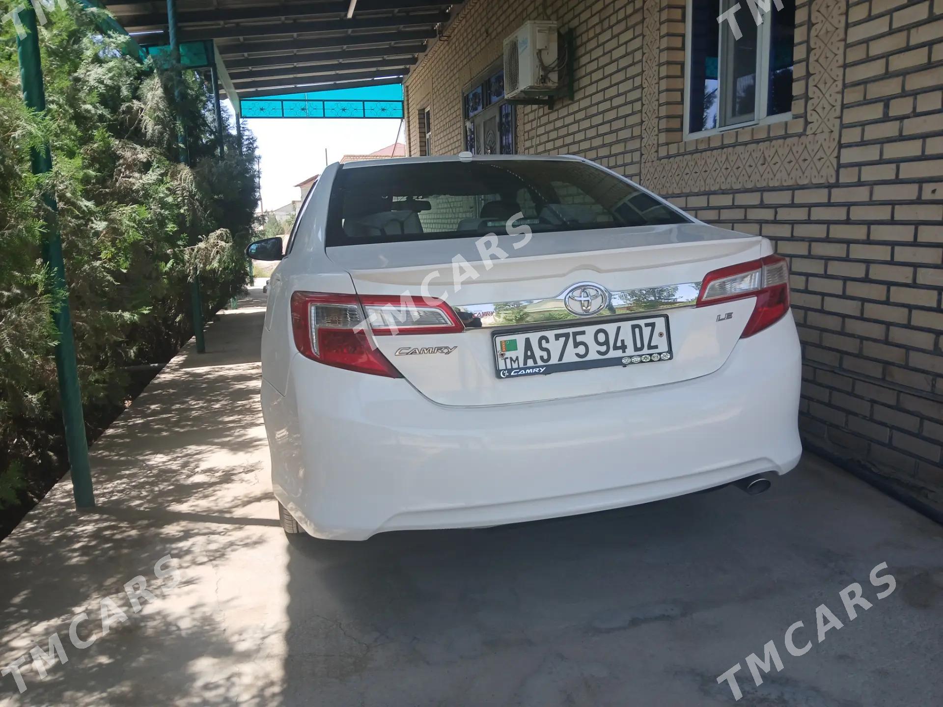 Toyota Camry 2012 - 200 000 TMT - Дашогуз - img 4