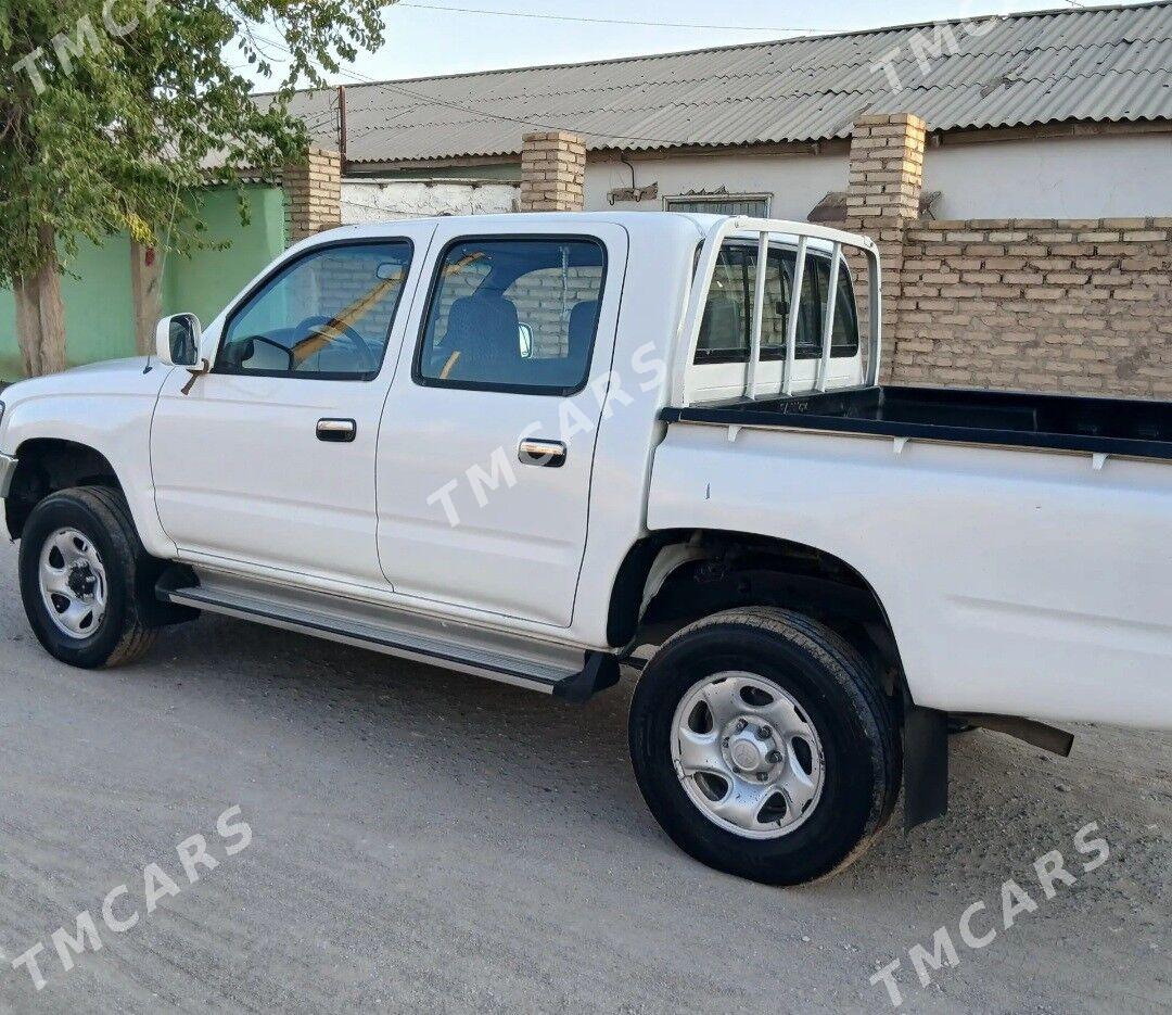 Toyota Hilux 2002 - 130 000 TMT - Гумдаг - img 4