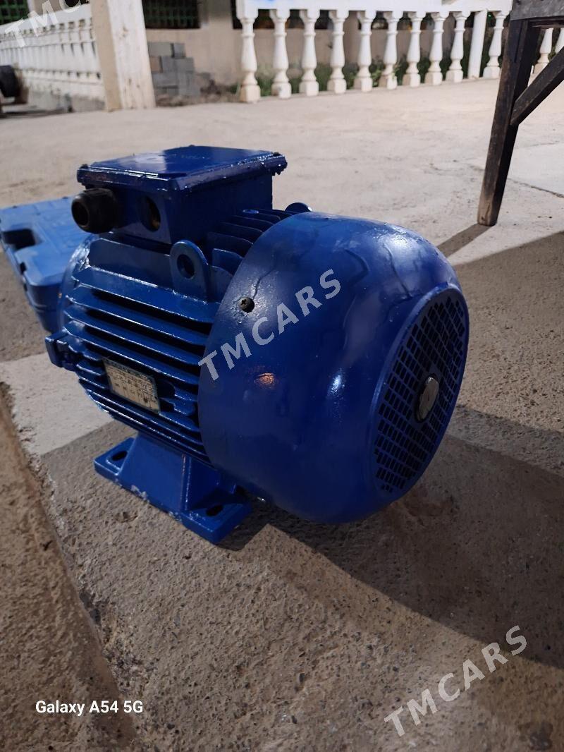 dwigatel двигатель 7.5kw - Büzmeýin - img 4