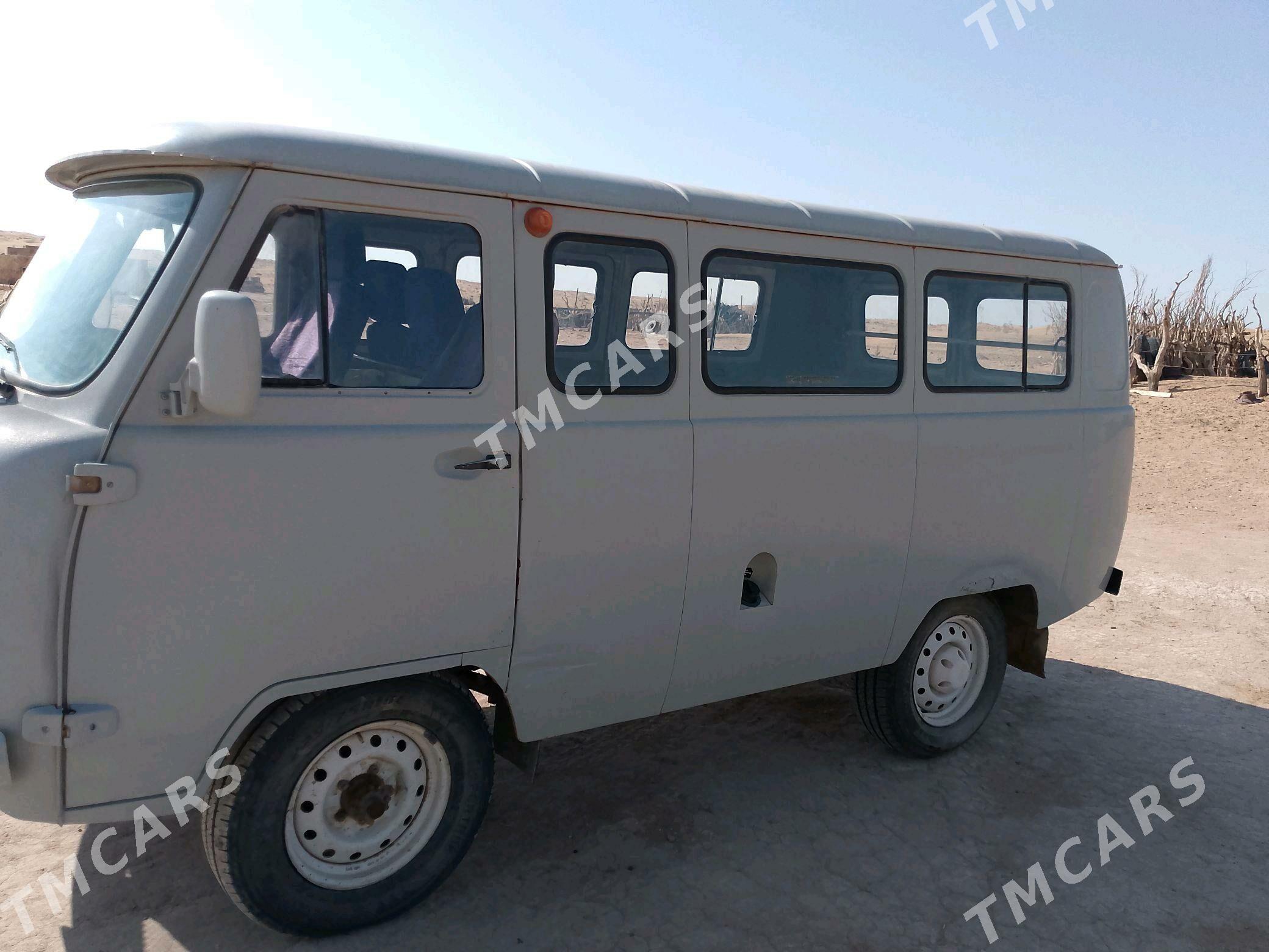 UAZ Profi 2010 - 80 000 TMT - Ак-Бугдайский этрап - img 3