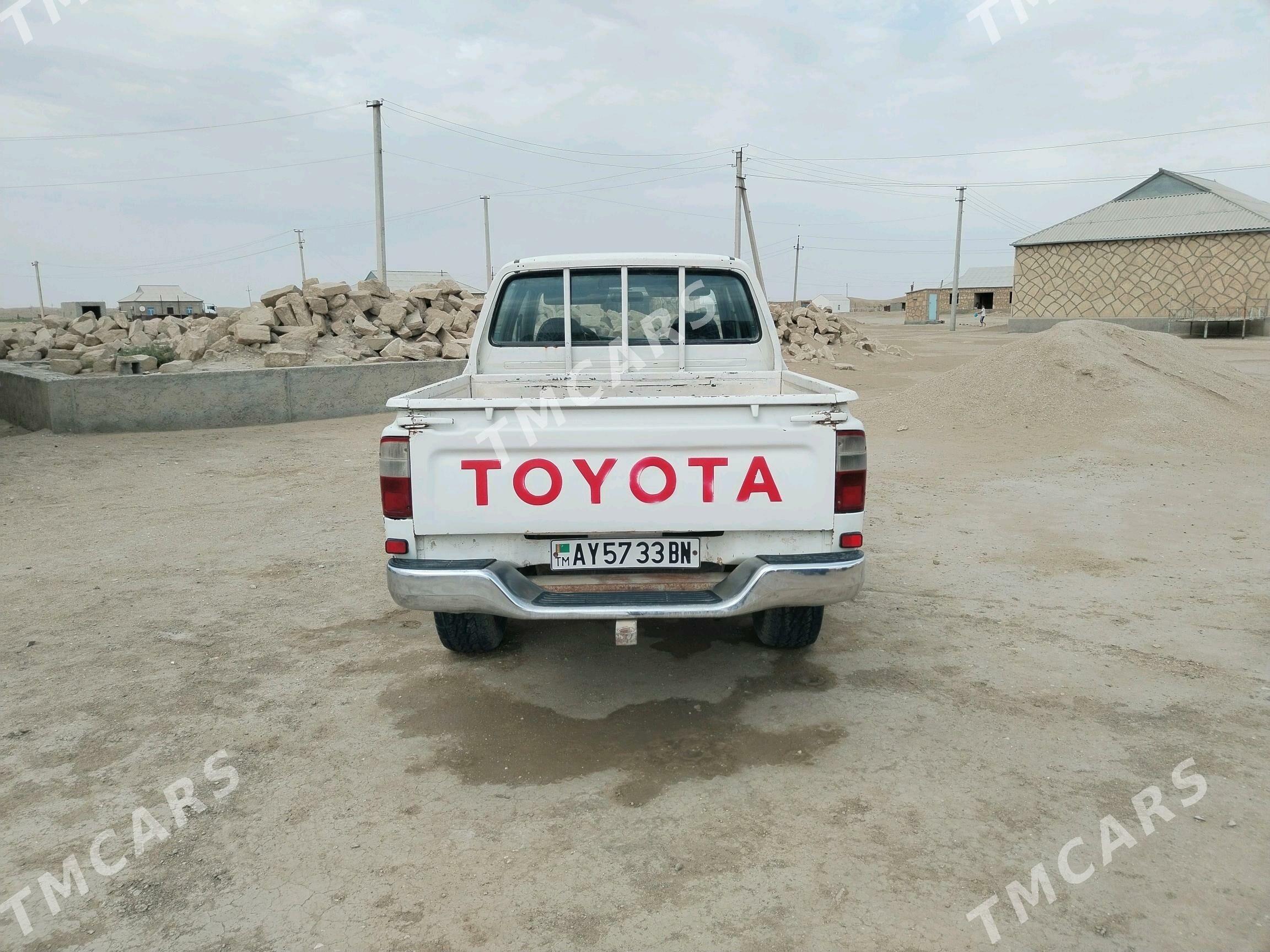 Toyota Hilux 1998 - 110 000 TMT - Эсенгулы - img 5