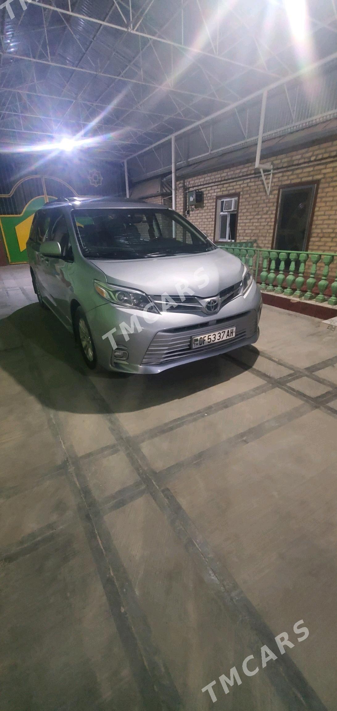 Toyota Sienna 2011 - 320 000 TMT - Мары - img 1