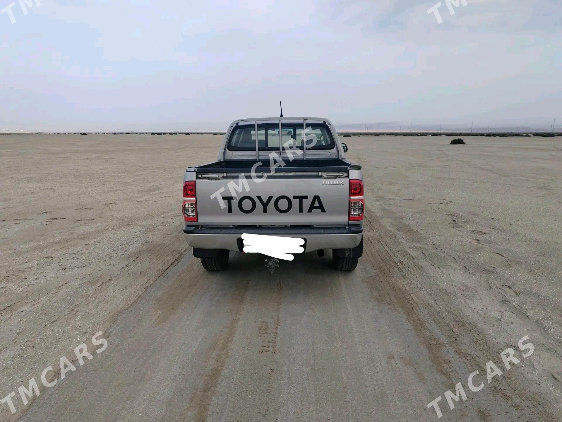 Toyota Hilux 2015 - 400 000 TMT - Хазар - img 3
