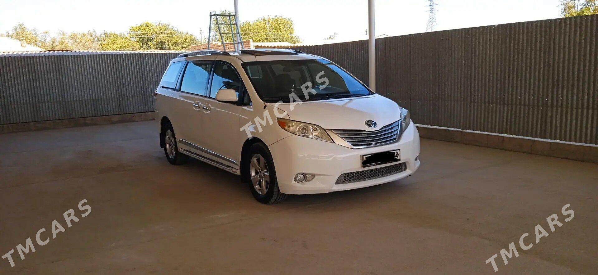 Toyota Sienna 2013 - 300 000 TMT - Мары - img 1