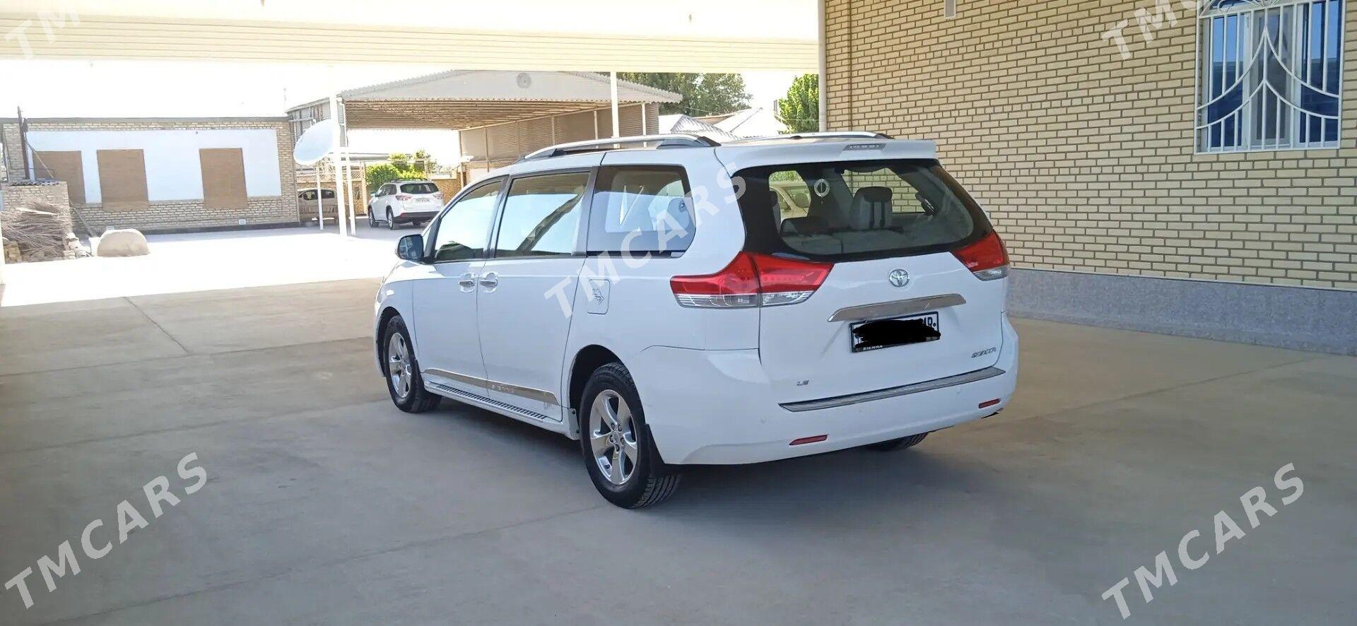 Toyota Sienna 2013 - 300 000 TMT - Мары - img 3