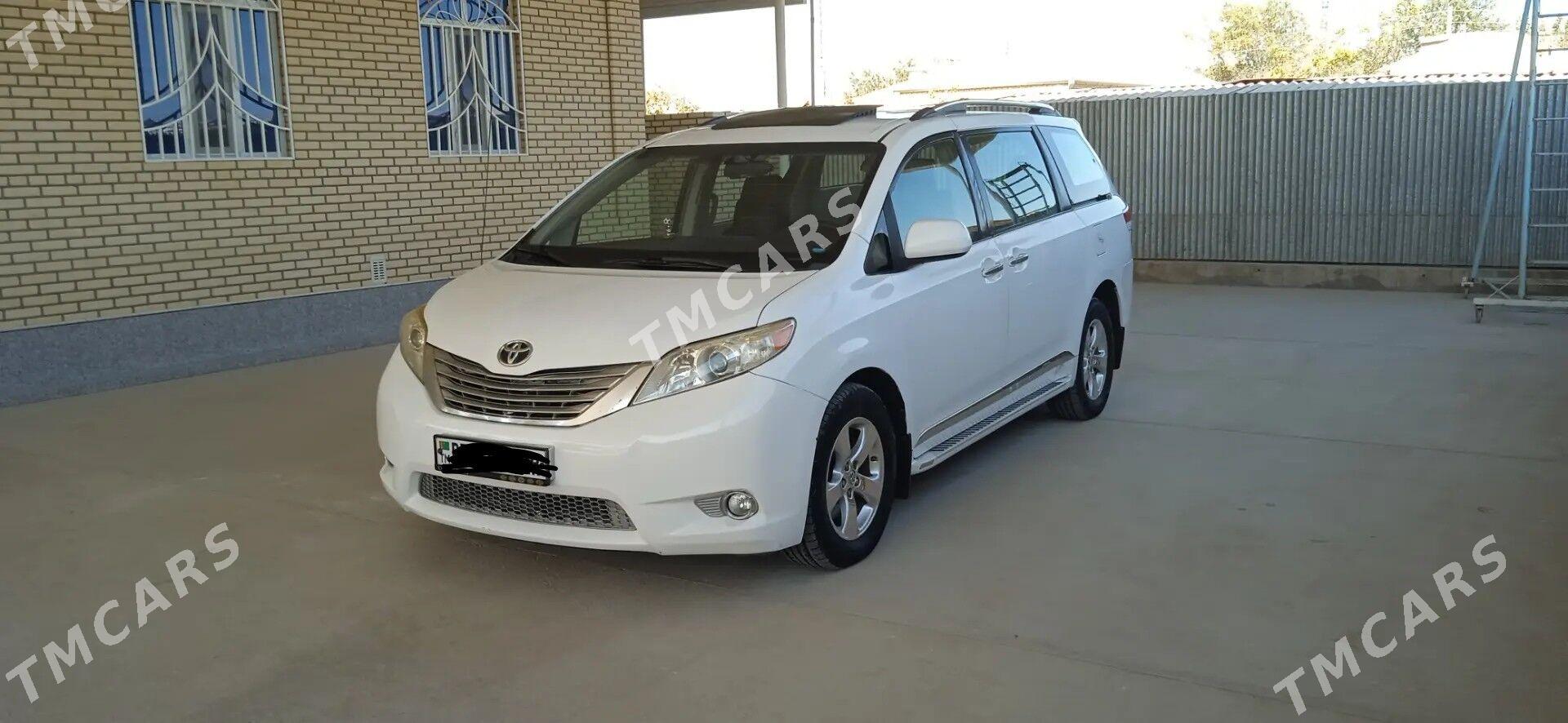 Toyota Sienna 2013 - 300 000 TMT - Мары - img 4