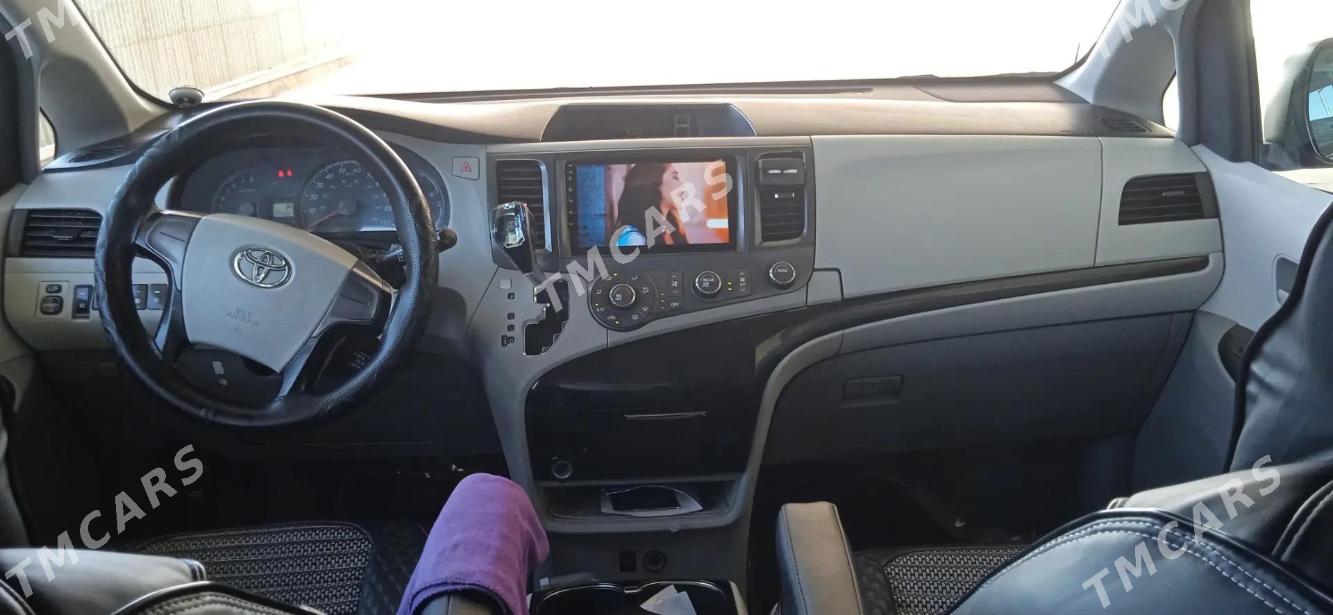 Toyota Sienna 2013 - 300 000 TMT - Мары - img 2