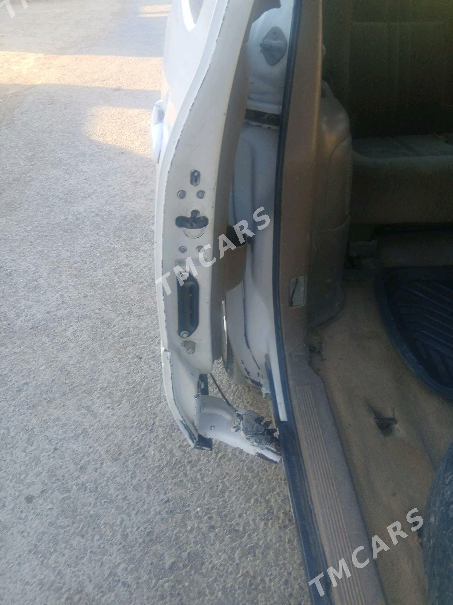 Toyota Sienna 2002 - 130 000 TMT - Яшлык - img 4