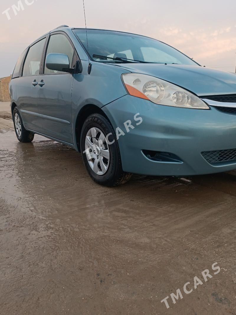 Toyota Sienna 2009 - 220 000 TMT - Балканабат - img 3