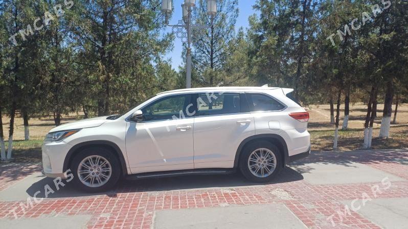 Toyota Highlander 2017 - 380 000 TMT - 8 мкр - img 3