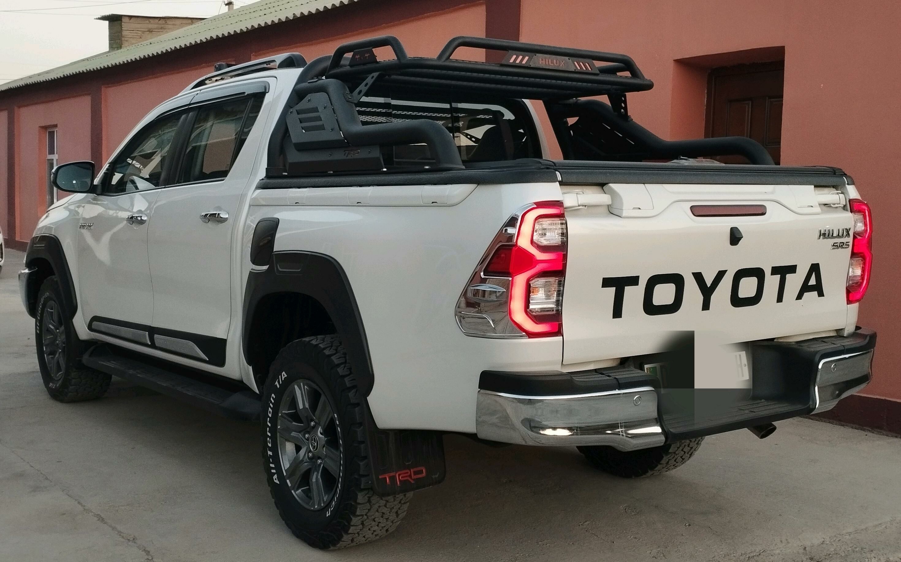 Toyota Hilux 2021 - 605 000 TMT - Büzmeýin - img 9