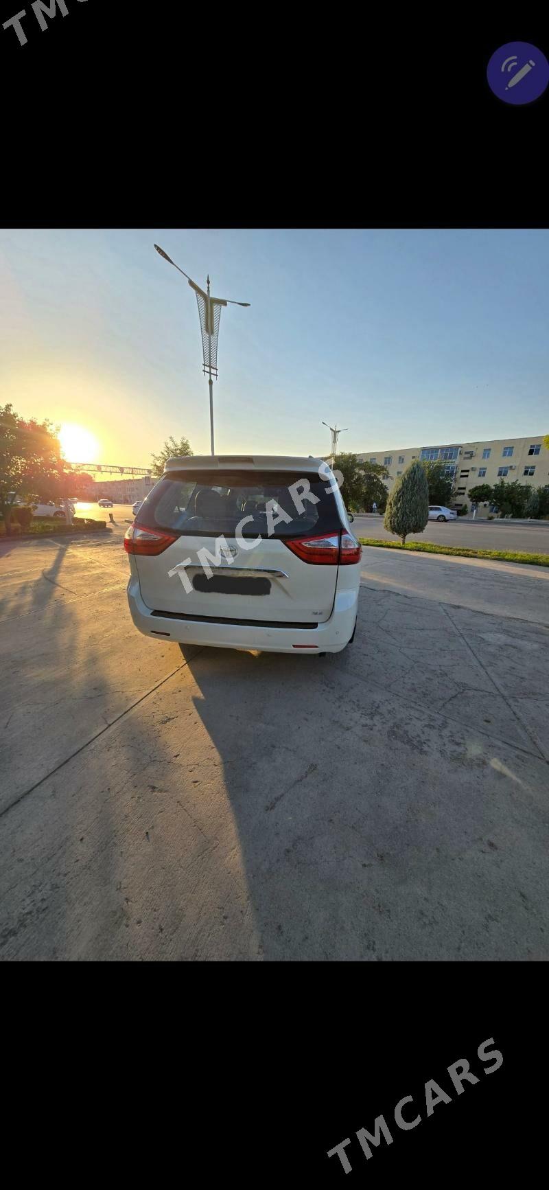 Toyota Sienna 2018 - 425 000 TMT - 10 мкр - img 2