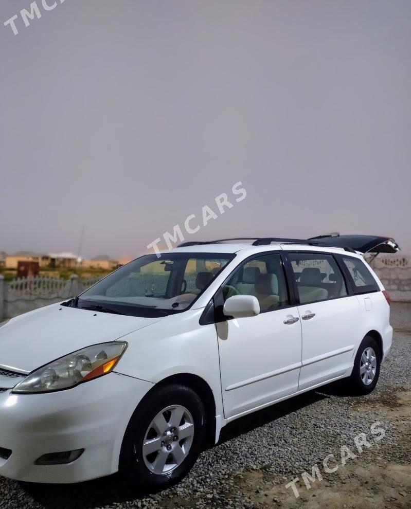 Toyota Sienna 2009 - 220 000 TMT - Мары - img 3