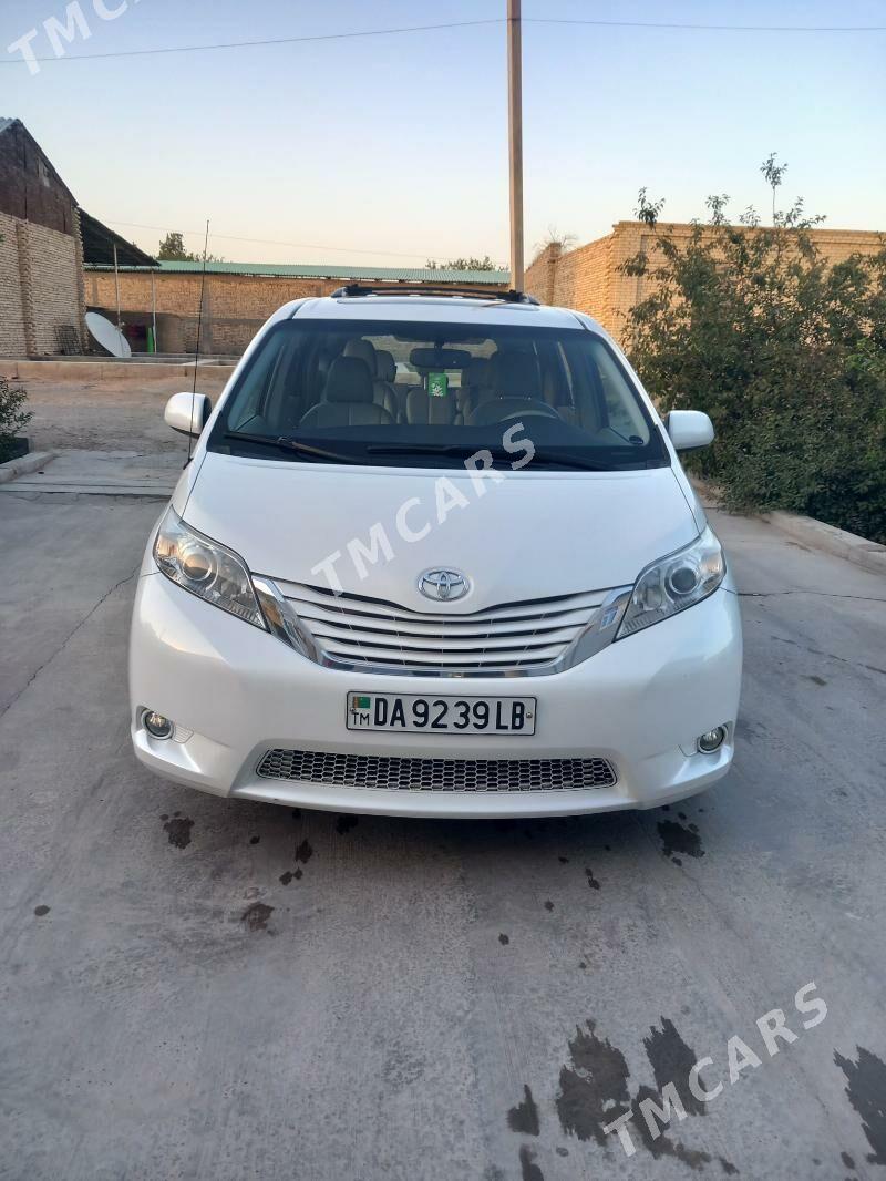Toyota Sienna 2011 - 300 000 TMT - Сакар - img 8