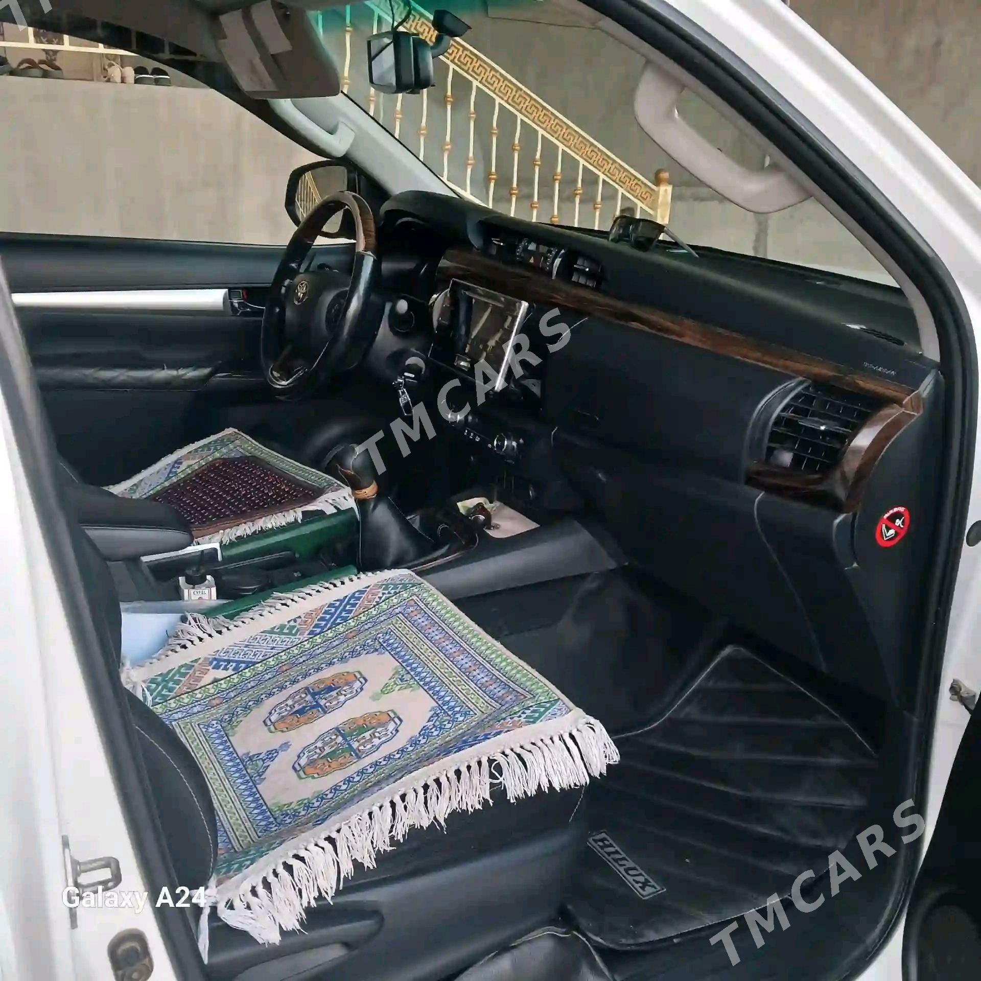 Toyota Hilux 2016 - 500 000 TMT - Серахс - img 3