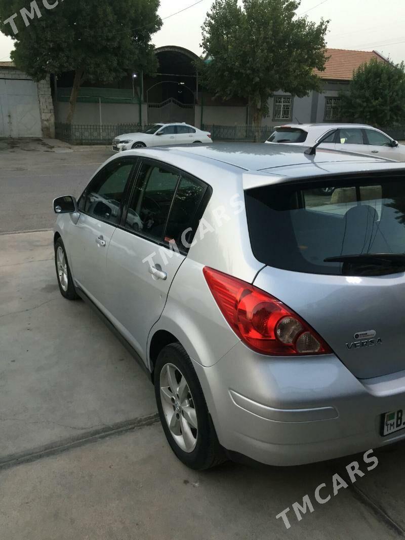 Nissan Versa 2010 - 135 000 TMT - Bedew - img 4