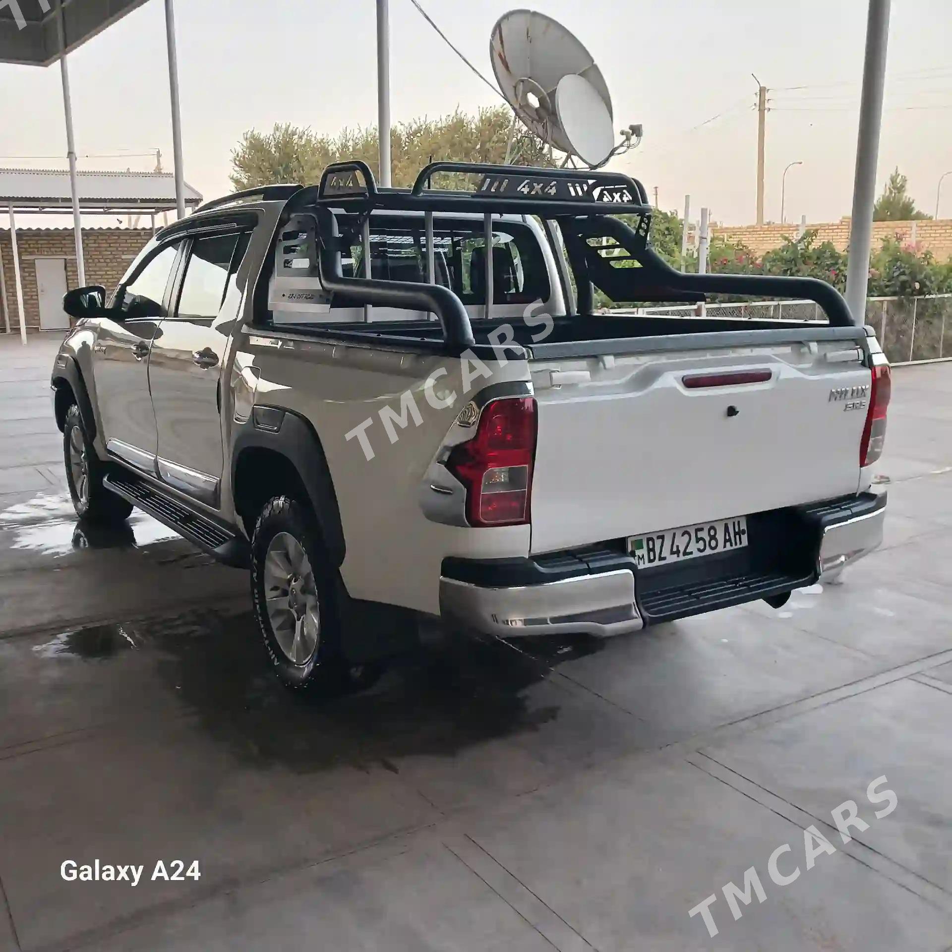 Toyota Hilux 2016 - 500 000 TMT - Серахс - img 6
