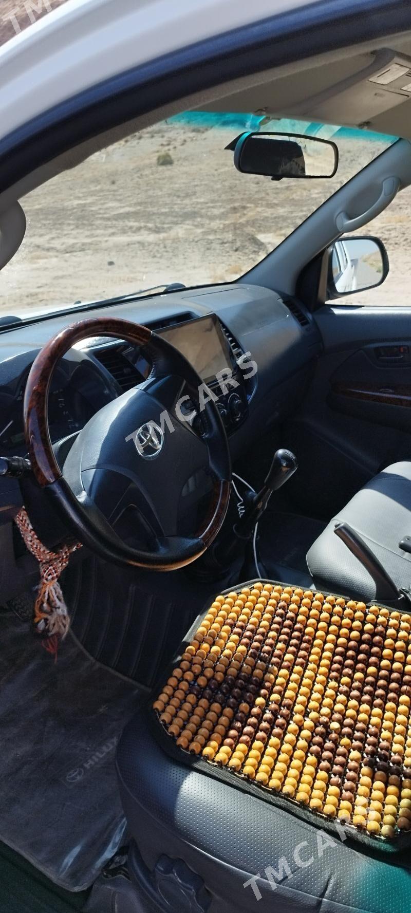 Toyota Hilux 2012 - 330 000 TMT - Койтендаг - img 2