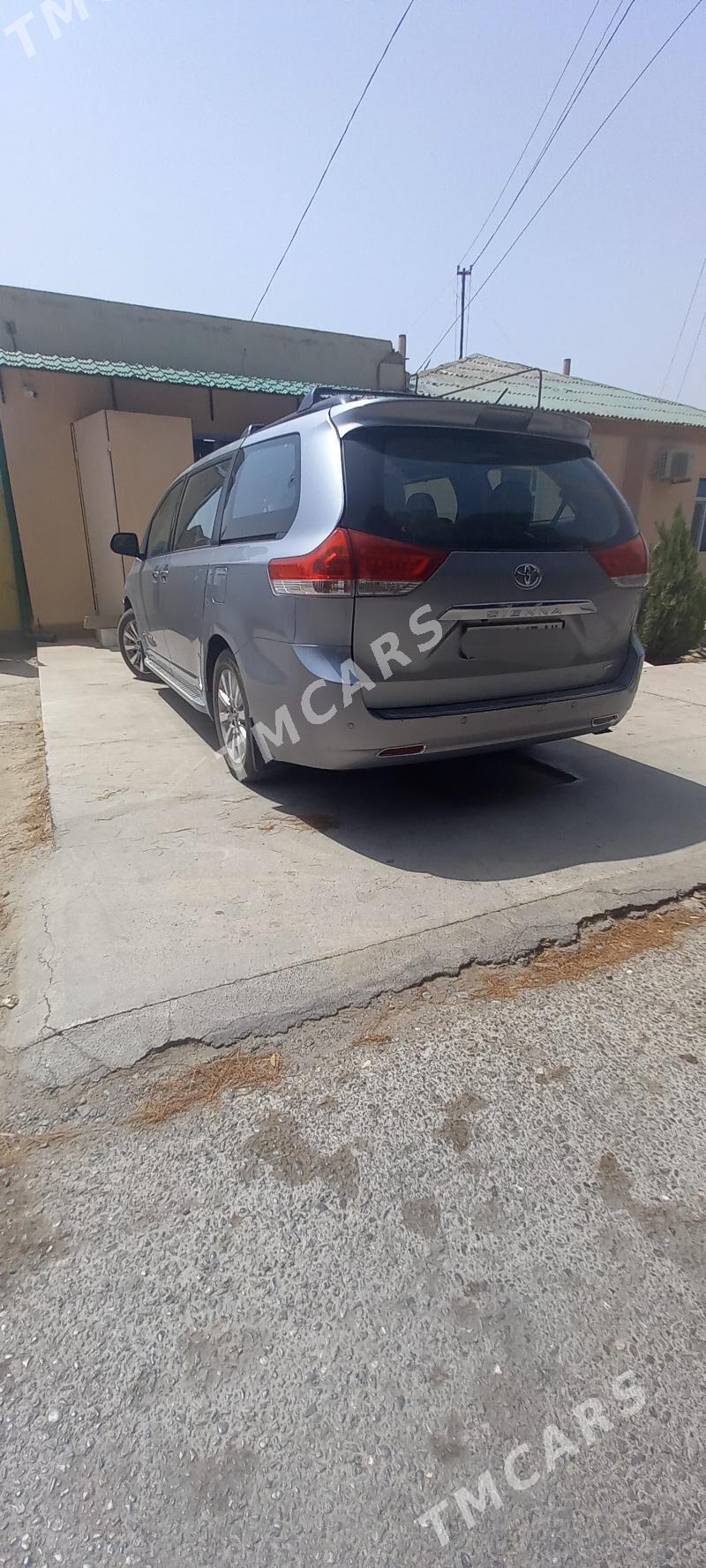 Toyota Sienna 2010 - 320 000 TMT - Ak bugdaý etraby - img 3