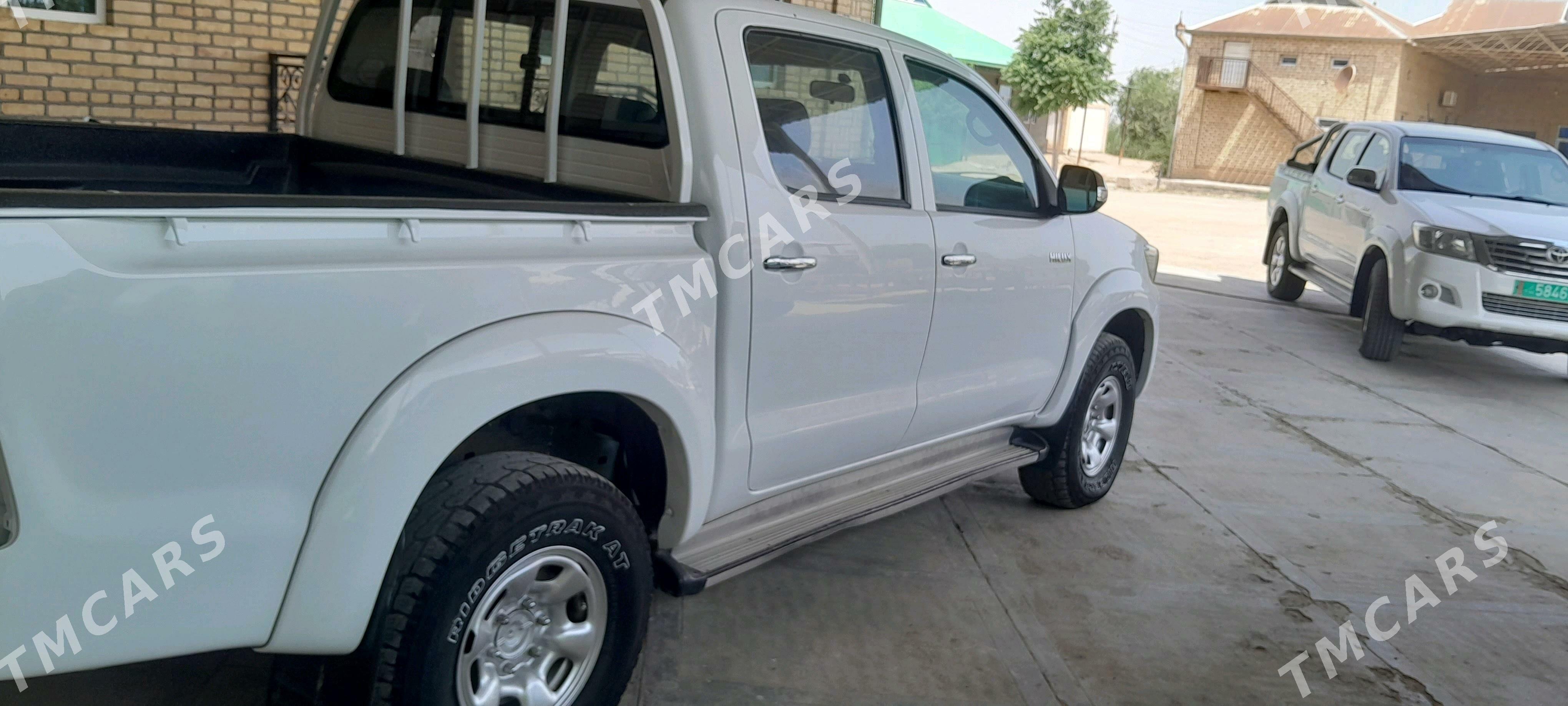 Toyota Hilux 2015 - 320 000 TMT - Мары - img 5