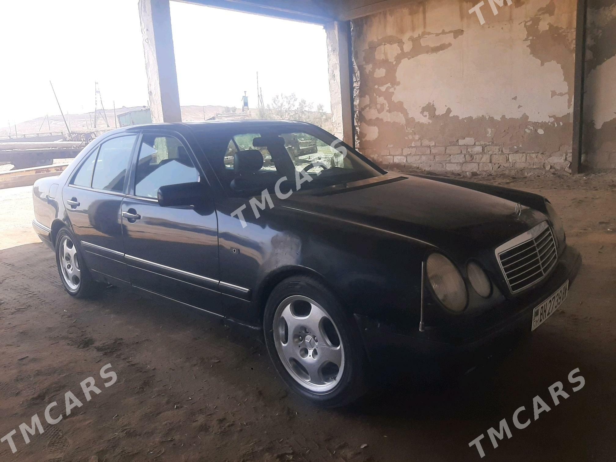 Mercedes-Benz E320 1996 - 50 000 TMT - Balkanabat - img 3