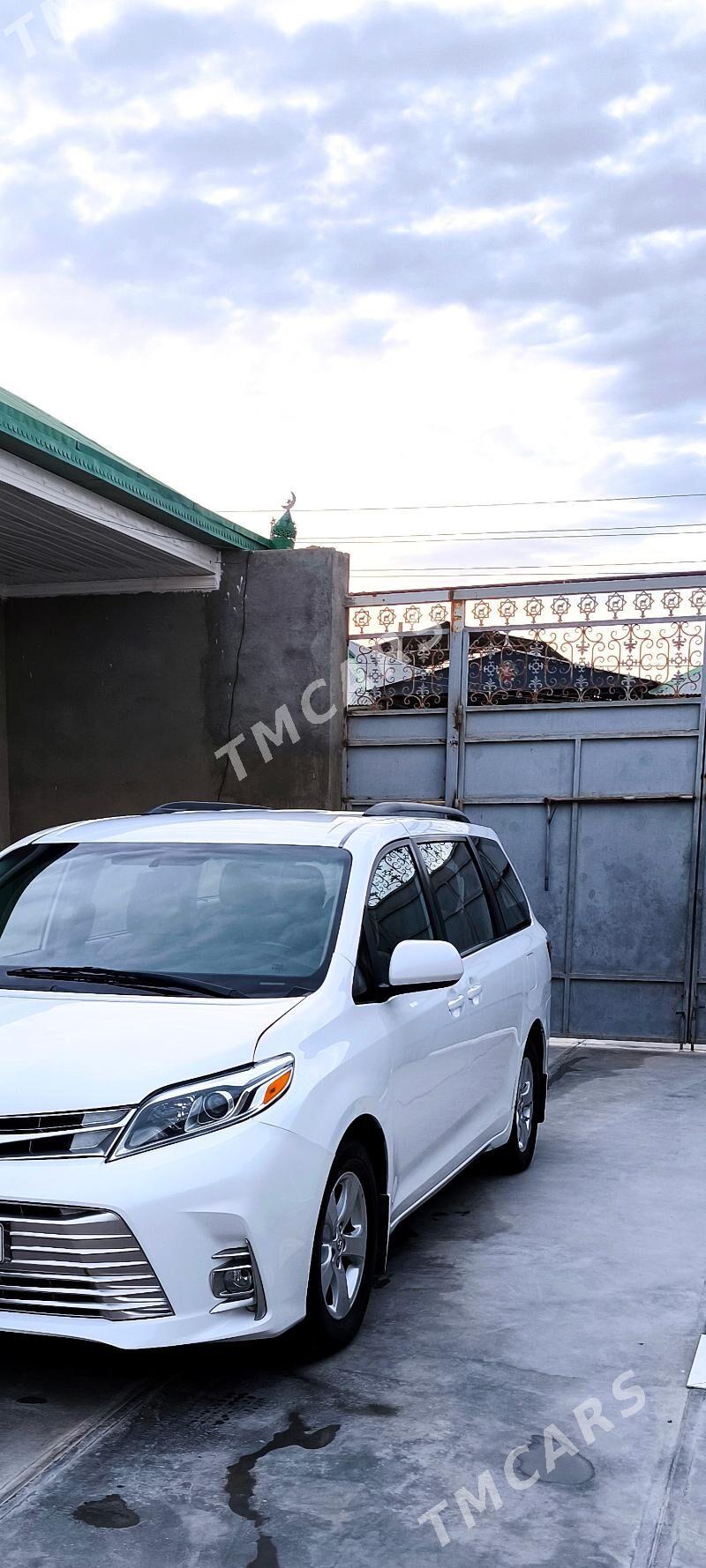 Toyota Sienna 2017 - 349 999 TMT - Теджен - img 4