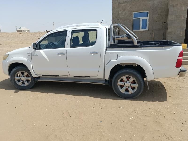 Toyota Hilux 2011 - 230 000 TMT - Хазар - img 4