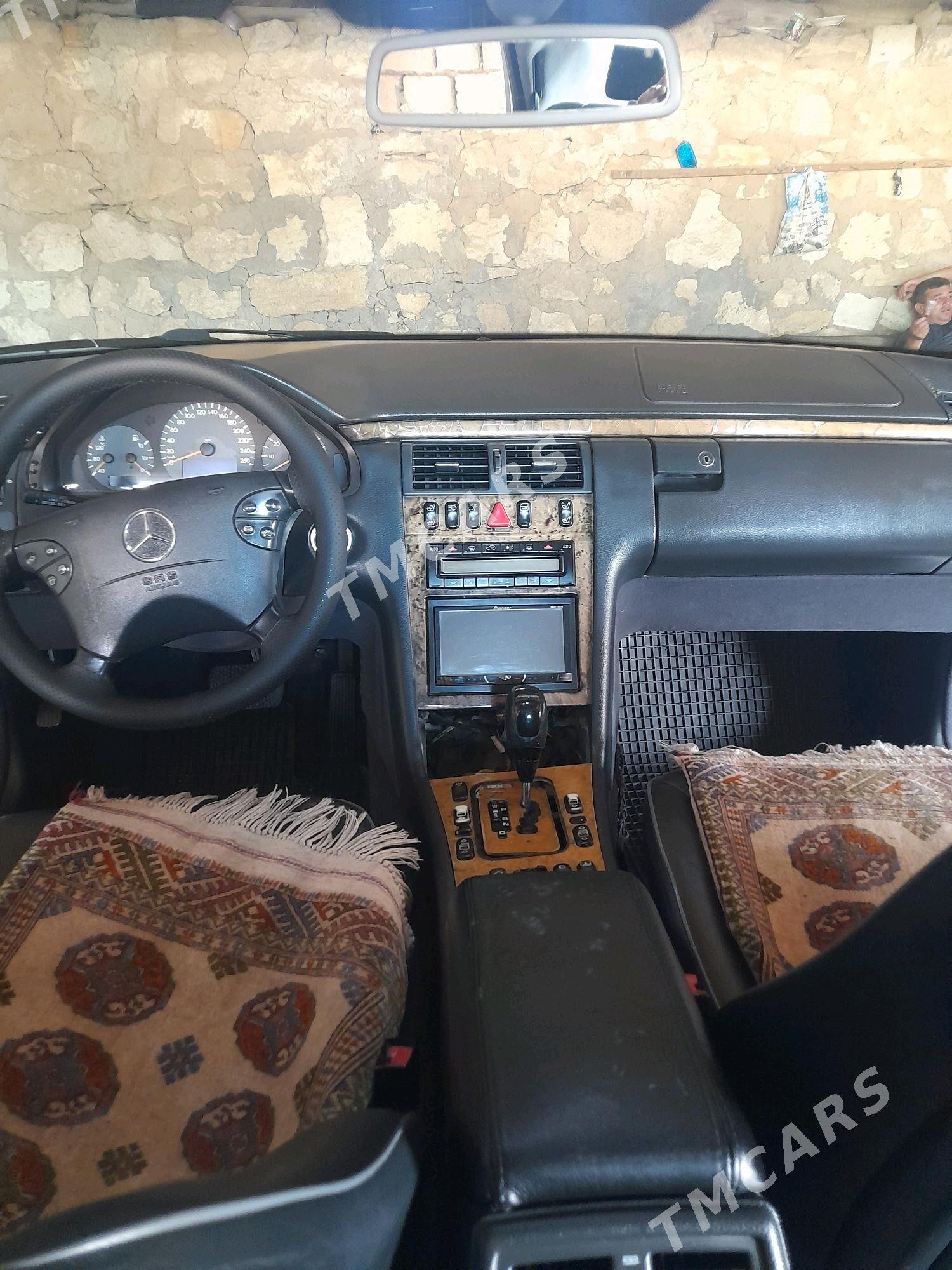 Mercedes-Benz E320 2000 - 120 000 TMT - Gyzylarbat - img 5