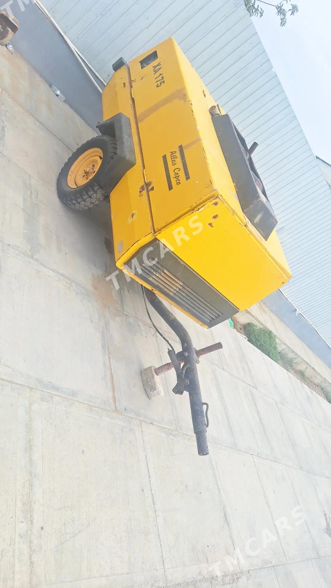 Caterpillar Forklift 2012 - 85 000 TMT - Тязе заман - img 3