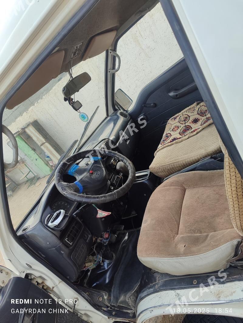 Toyota Hiace 2002 - 70 000 TMT - Balkanabat - img 3
