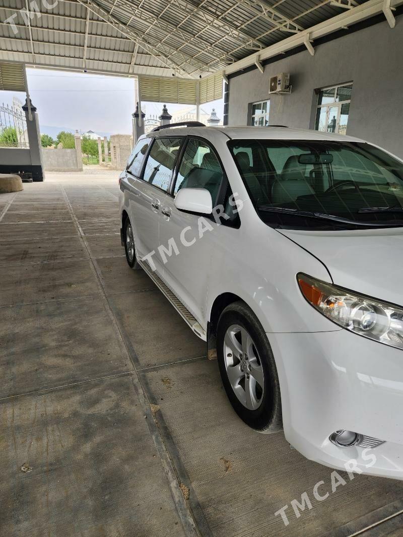 Toyota Sienna 2017 - 360 000 TMT - Гёкдепе - img 6