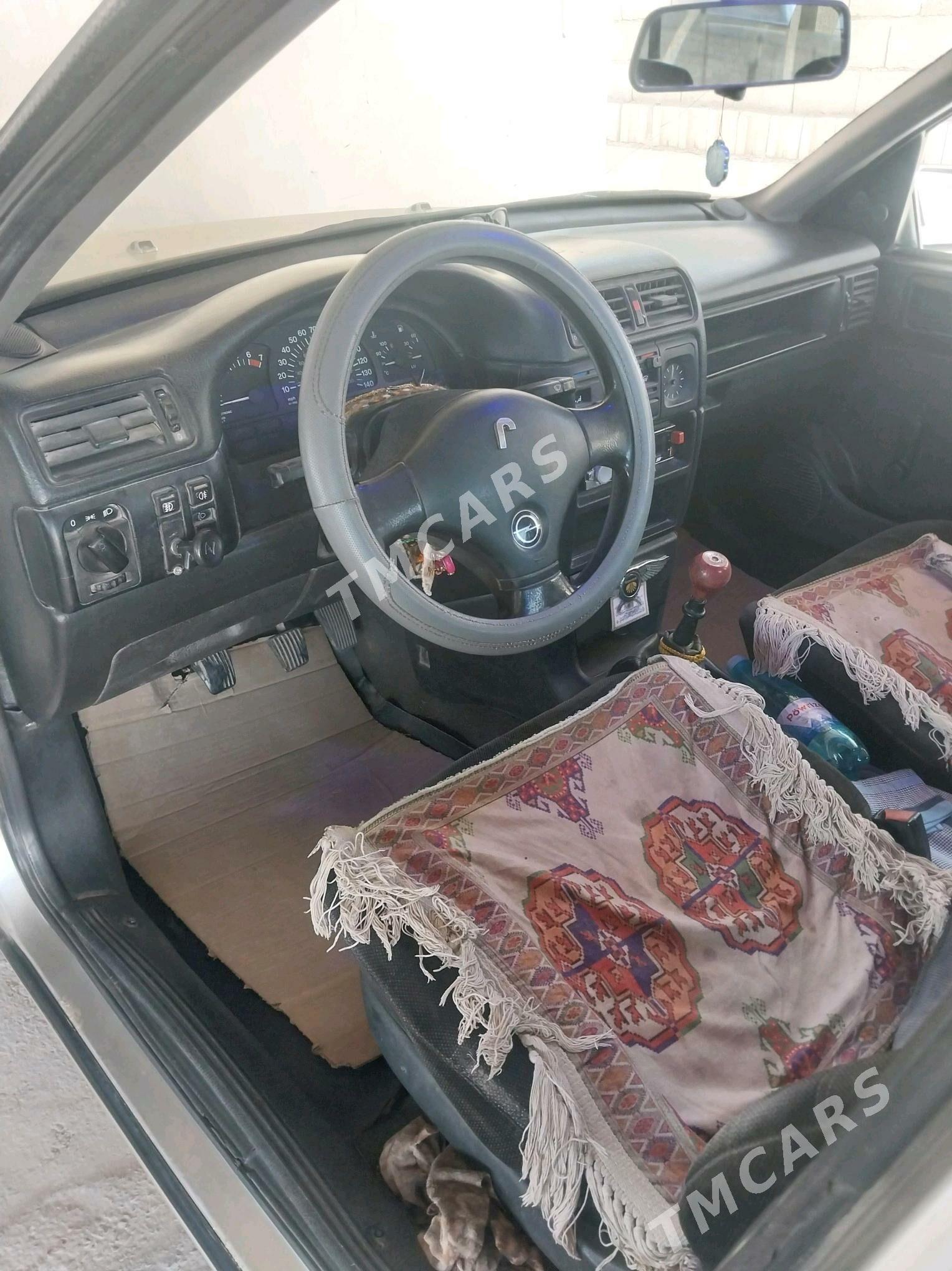 Opel Vectra 1990 - 44 000 TMT - Теджен - img 3