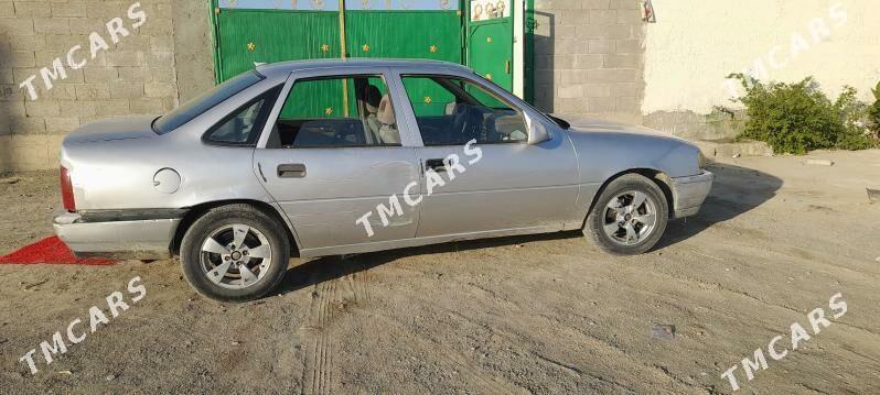 Opel Vectra 1989 - 20 000 TMT - Бахарден - img 4