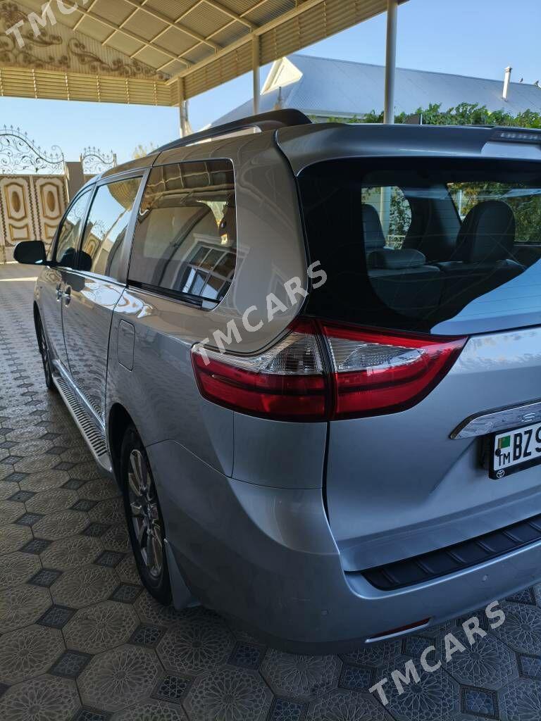 Toyota Sienna 2019 - 500 000 TMT - Baýramaly - img 4