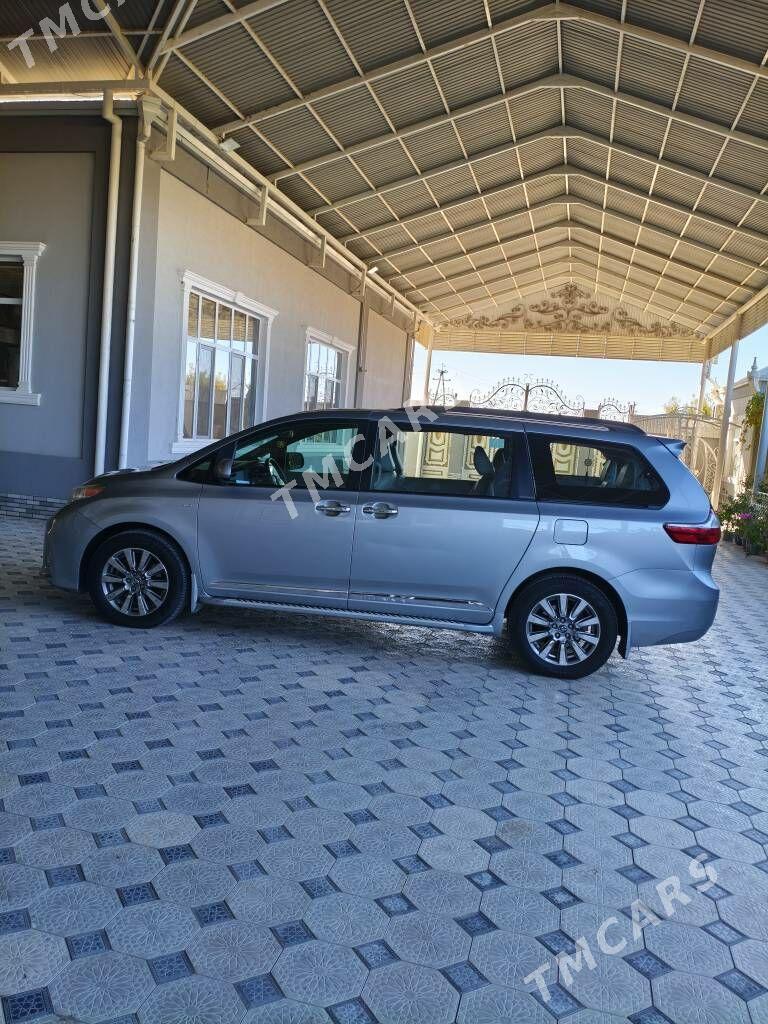 Toyota Sienna 2019 - 500 000 TMT - Baýramaly - img 9