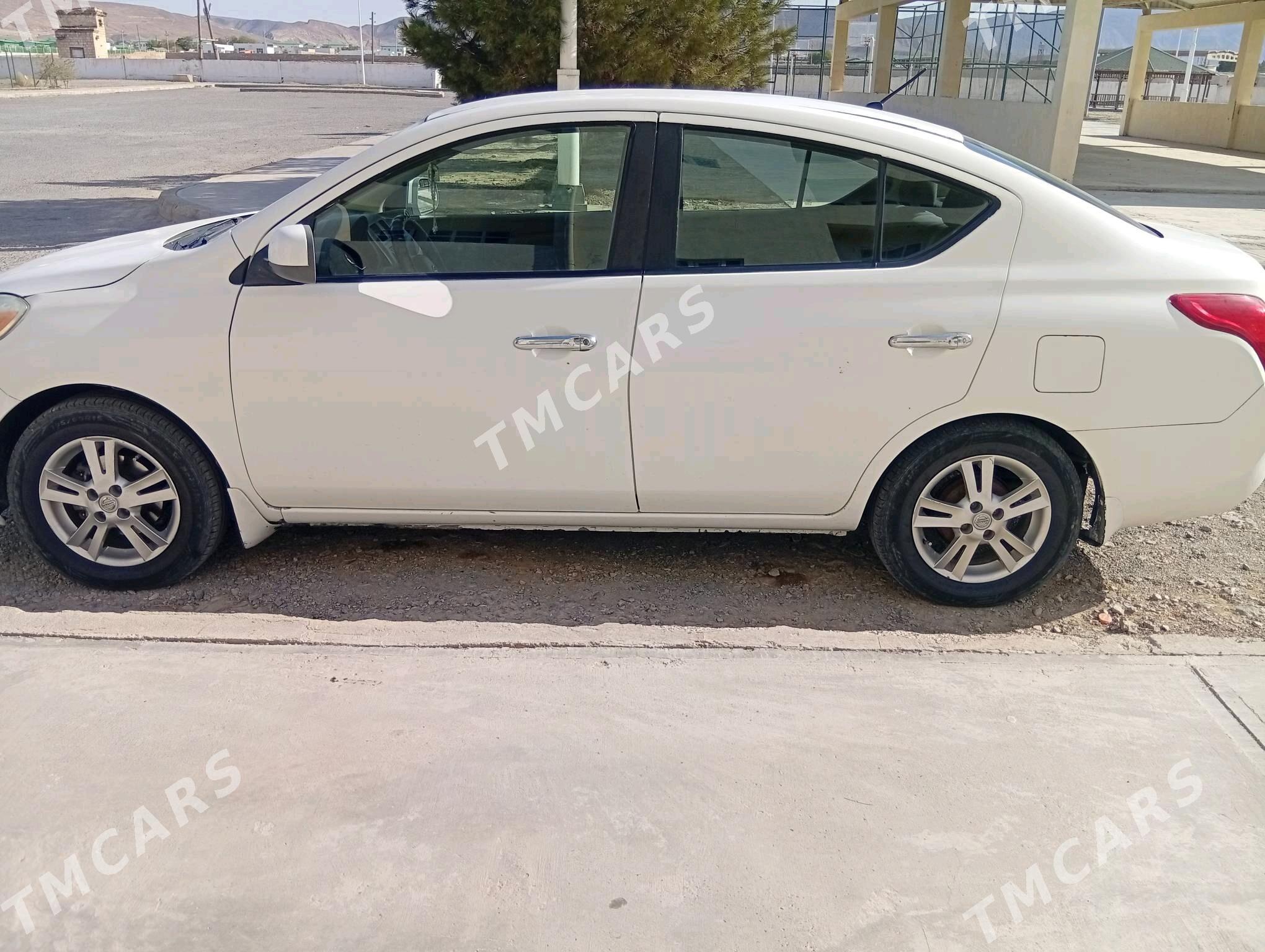 Nissan Versa 2012 - 90 000 TMT - Гызыларбат - img 4