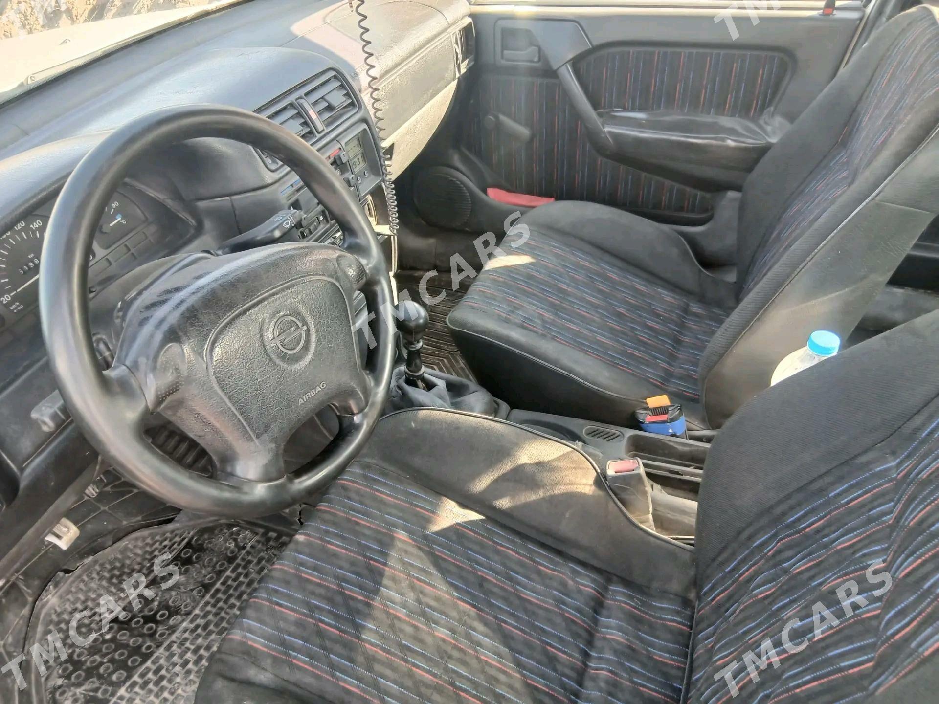 Opel Vectra 1994 - 40 000 TMT - Гурбансолтан Едже - img 2