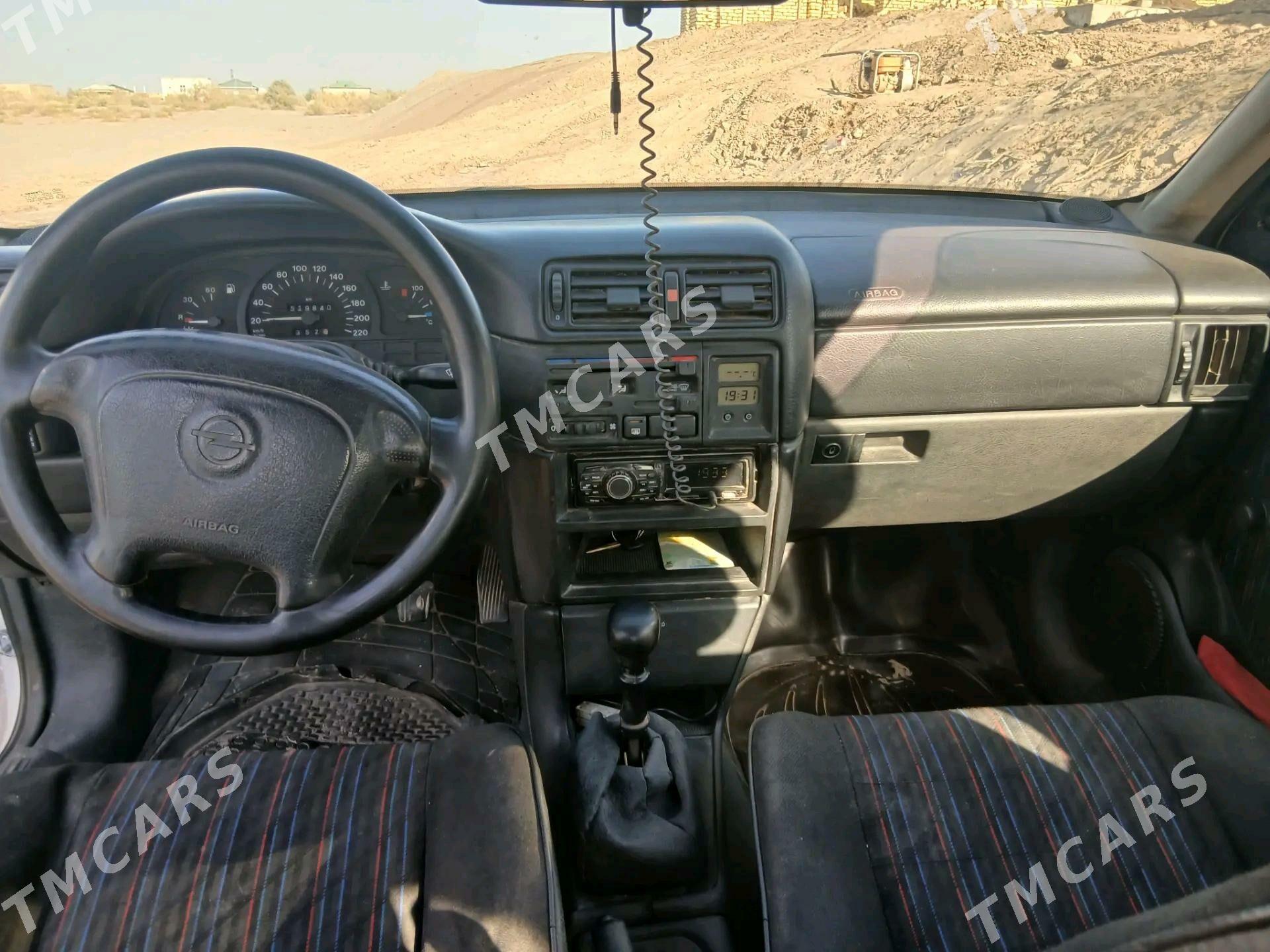 Opel Vectra 1994 - 40 000 TMT - Гурбансолтан Едже - img 3