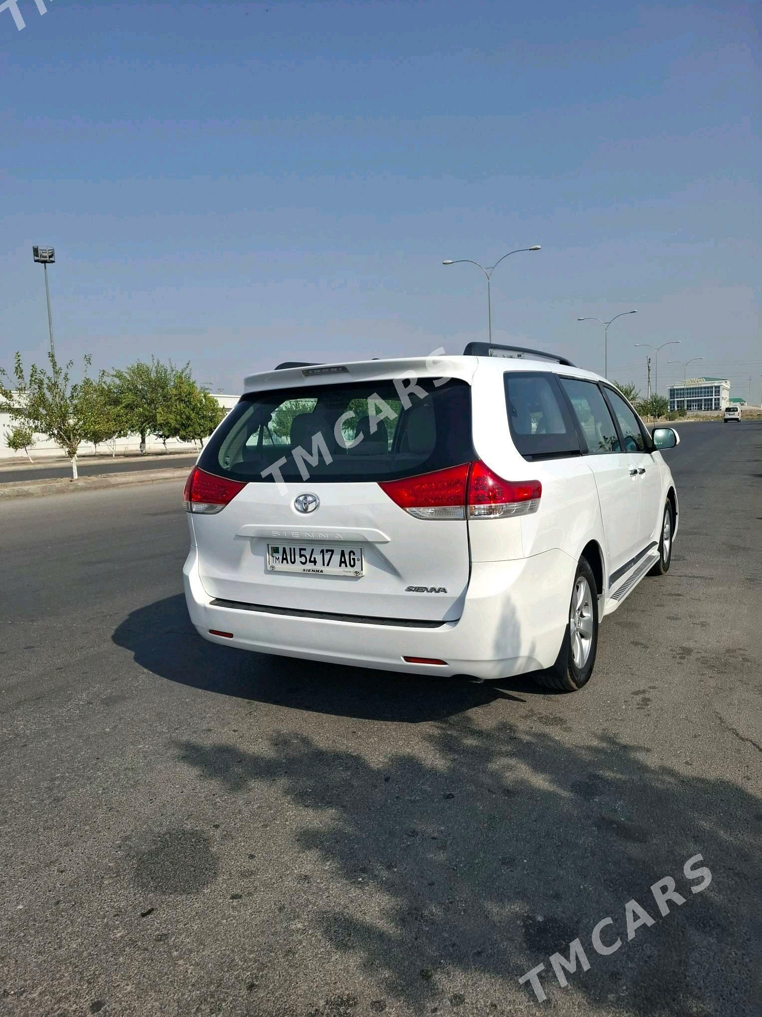 Toyota Sienna 2012 - 300 000 TMT - 8 мкр - img 2
