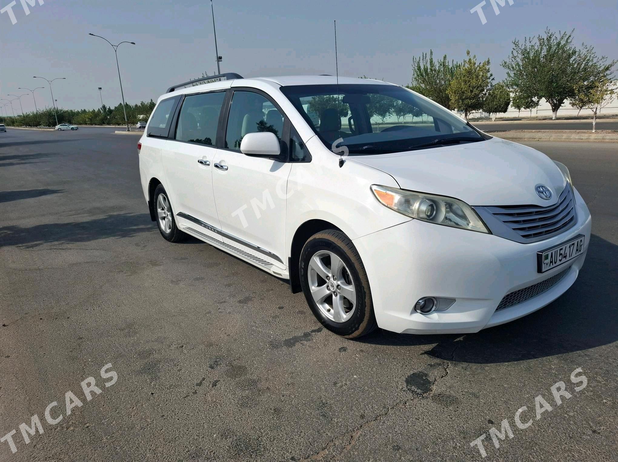Toyota Sienna 2012 - 300 000 TMT - 8 мкр - img 3